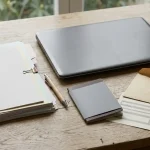 Dokument tożsamości, koperta i laptop obok formularza przelewu